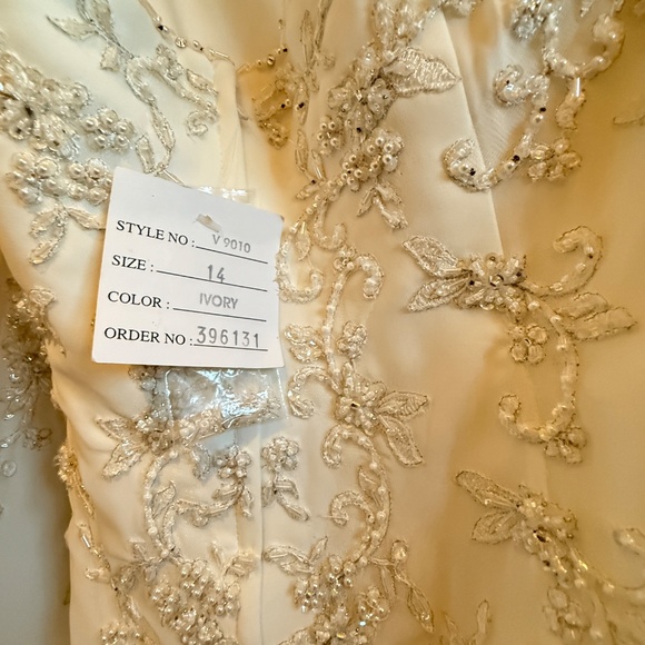 David’s Bridal NWT A line Chiffon Split Front Overlay Wedding Dress STYLE# V9010 - Picture 9 of 16